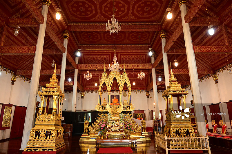 曼谷，水门寺，大佛下的众生图片素材