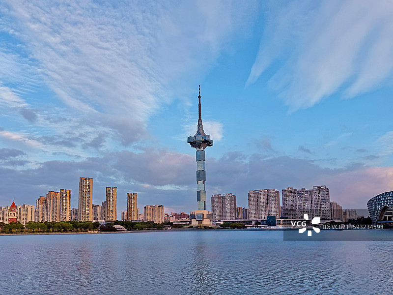 聚龙湖公园水岸塔影图片素材