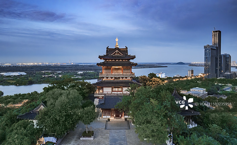 镇江润州区西津渡蒜山云台阁日落夜景航拍图片素材