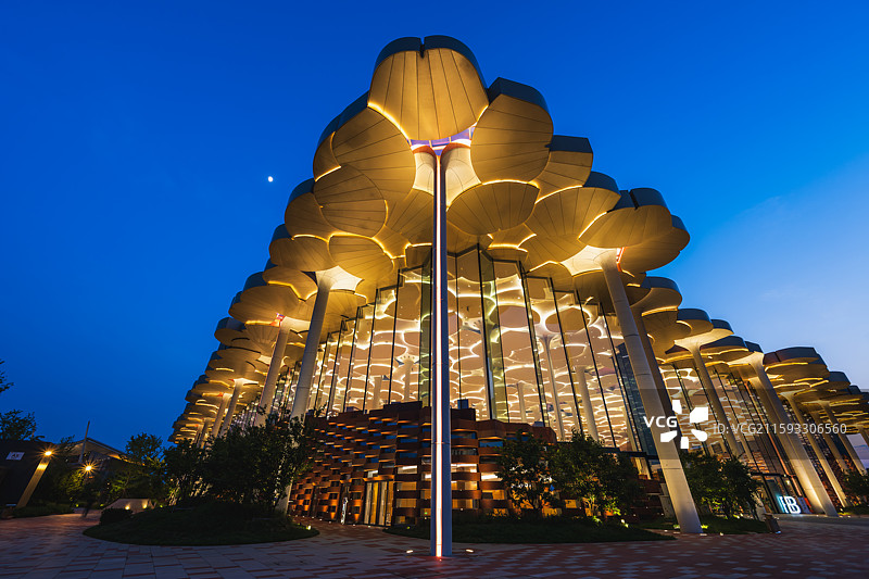 北京市通州区，北京城市副中心三大文化建筑之一：北京城市图书馆蓝调时刻的内透夜景。图片素材
