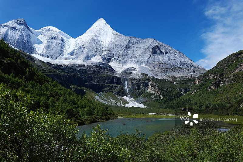 川西甘孜稻城亚丁央迈勇雪山湖泊草甸瀑布溪流图片素材