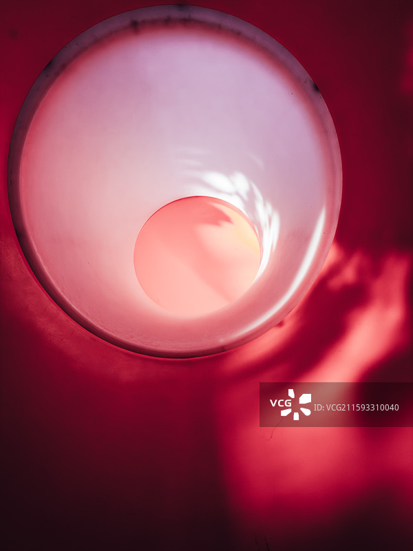 红色滑梯内的光影图片素材