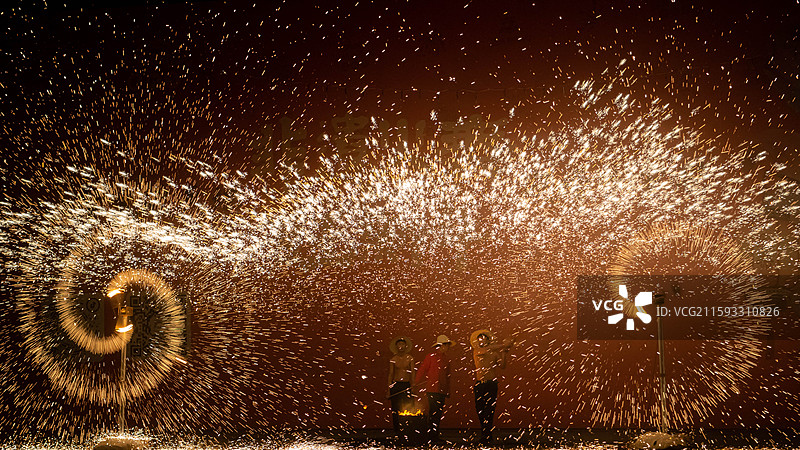 2025元宵节淄博聊斋城打铁花图片素材