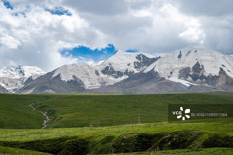 青海果洛阿尼玛卿雪山图片素材