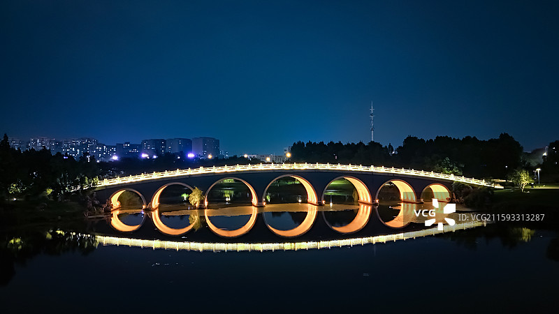 南京栖霞区仙林湖公园及万达茂城市及道路夜景图片素材