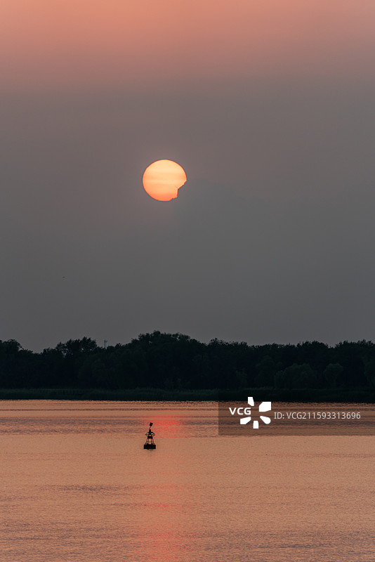 黄昏夕阳晚霞中的河北衡水衡水湖湿地公园自然景观日落风景图片素材