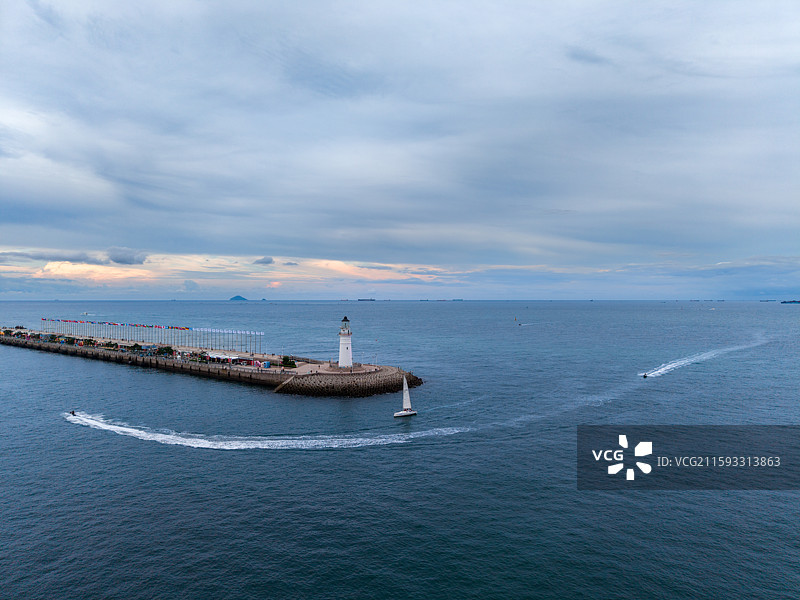 青岛情人坝灯塔与帆船图片素材