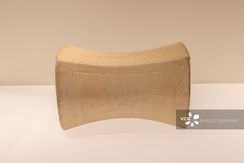湖北省武汉市出土的宋朝时期青白釉瓷枕图片素材