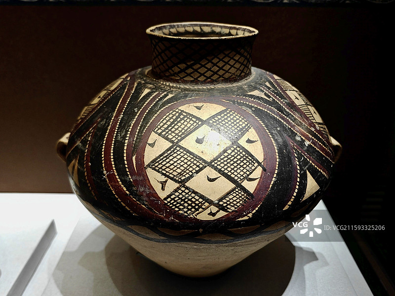 四大圆圈方块网点纹双耳彩陶壶 马家窑文化 半山类型 甘肃省博物馆藏 1958年皋兰县蒋家湾出土图片素材