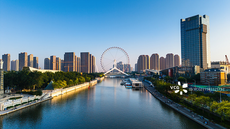 天津市城市风光日景航拍，海河上的“天津之眼”摩天轮图片素材