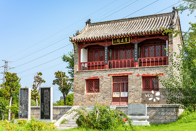 纯净蓝天下的山东省重点文物保护单位济宁市兖州区青莲阁建筑景观特写镜头图片素材
