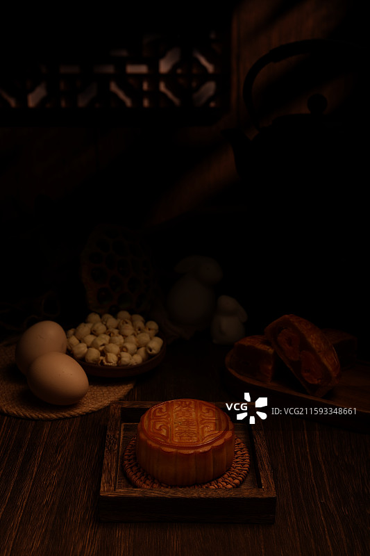双黄莲蓉月饼 中国传统佳节印象图片素材