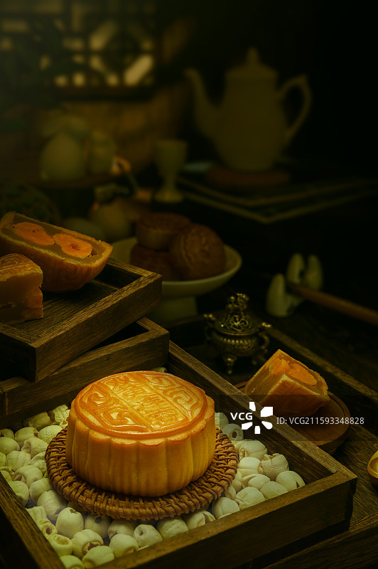 双黄莲蓉月饼 中国传统佳节印象图片素材