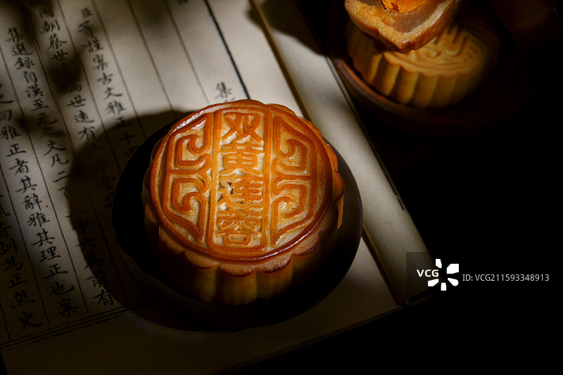 双黄莲蓉月饼 中国传统佳节印象图片素材