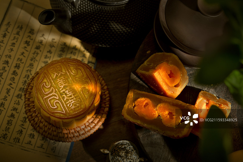 双黄莲蓉月饼 中国传统佳节印象图片素材