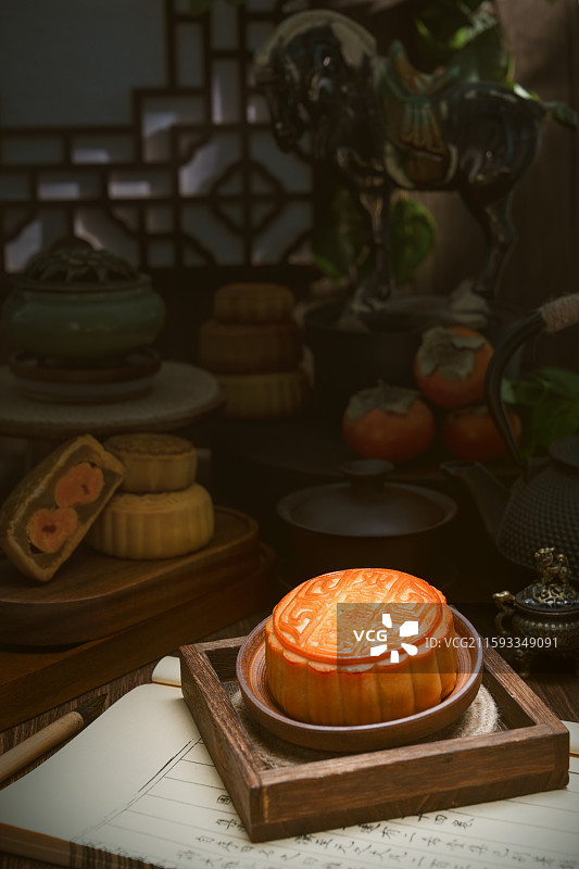 双黄莲蓉月饼 中国传统佳节印象图片素材
