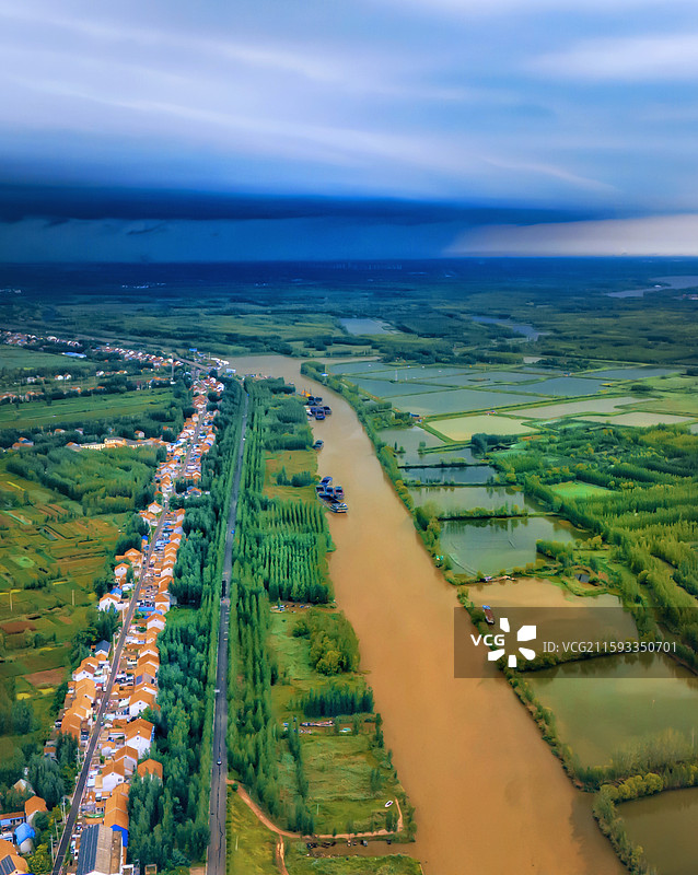 向乌云深处漫溯图片素材