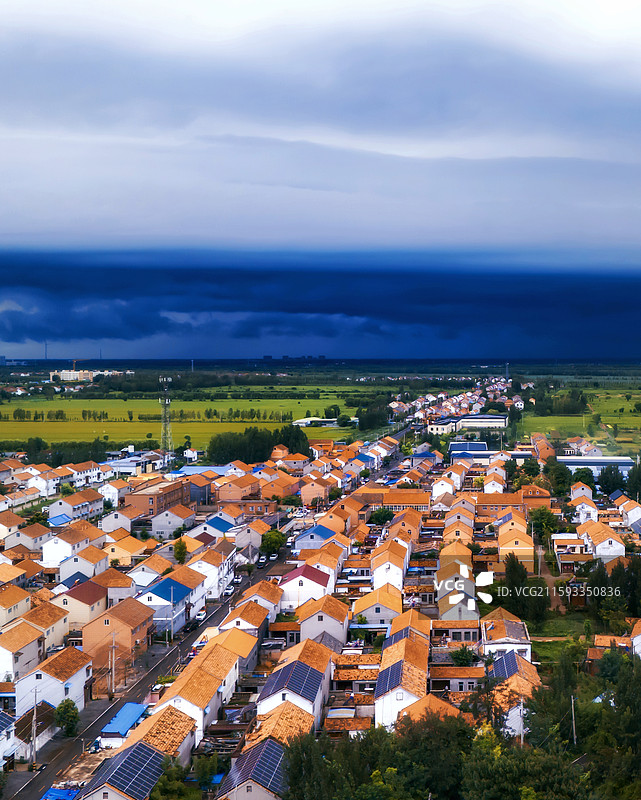 乌云下的地平线图片素材