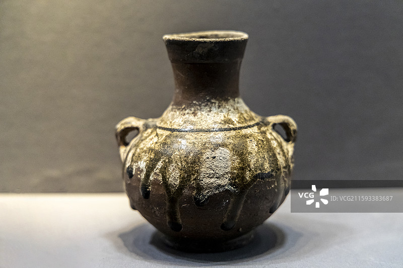 湖北省荆州博物馆“荆州出土瓷器展”：青瓷双系耳壶（荆州区王氏堰出土，西汉，荆州博物馆）图片素材