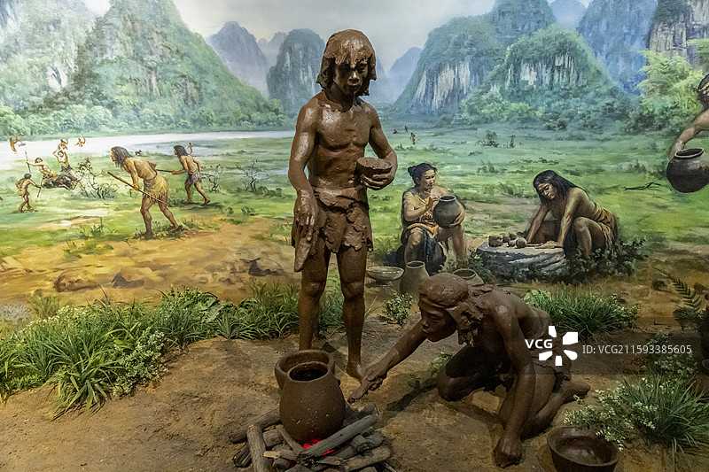 广西壮族自治区桂林博物馆“桂林历史文化陈列”展：桂林史前人类生活场景：狩猎、烹饪、制陶、驯化图片素材