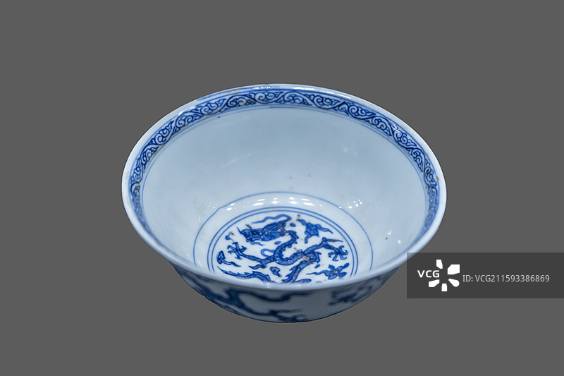 湖北省荆州博物馆“荆州出土瓷器展”：青花云龙纹碗（荆州区八岭山出土，明，荆州博物馆）图片素材