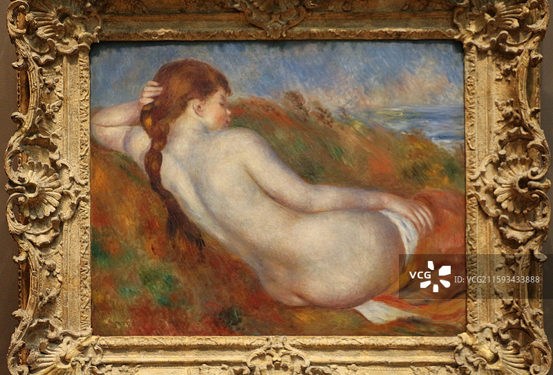 美国大都会博物馆展出的法国印象派大师雷诺阿的画《侧躺着的裸女》图片素材