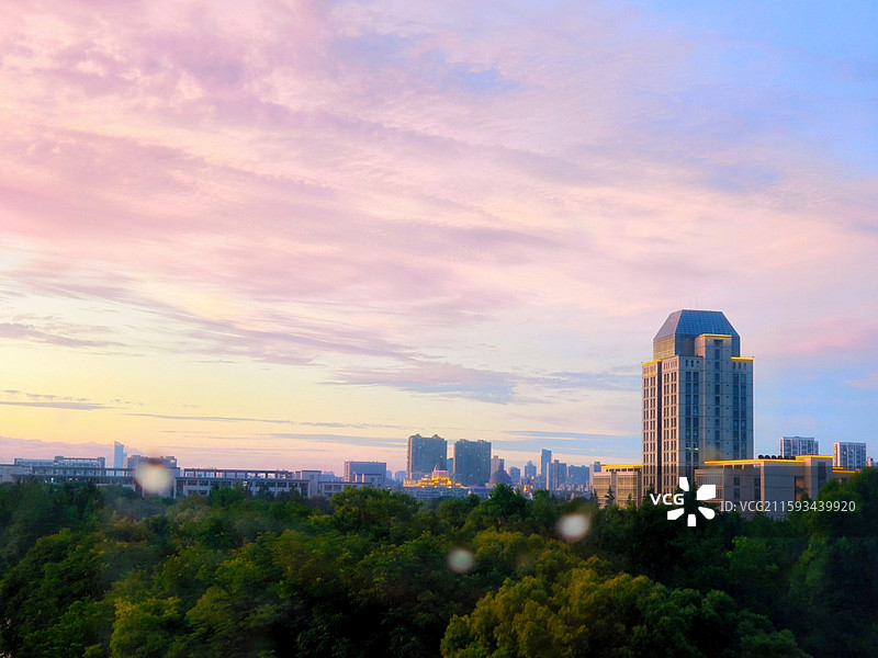 无锡市江南大学图书馆在暮色霞光下的远眺图图片素材