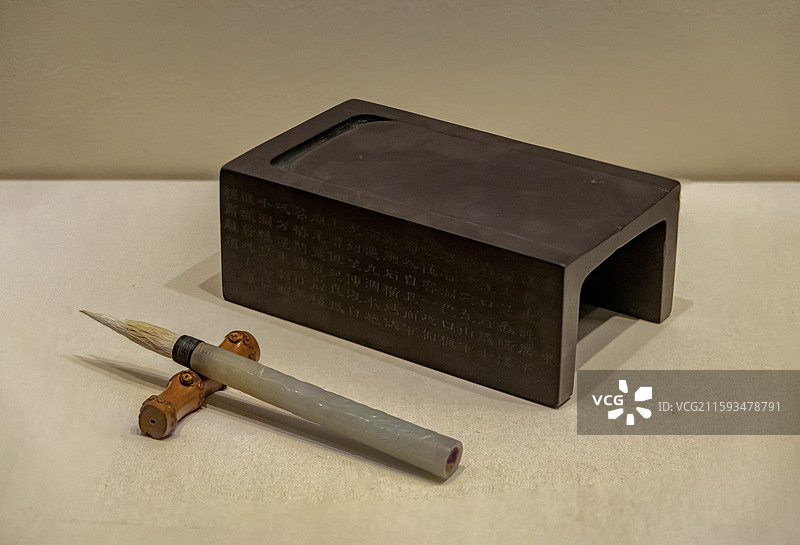 中国国家博物馆“清代进士的翰墨遗珍”：青玉雕螭纹毛笔（明）、行有恒堂制端砚（清）图片素材