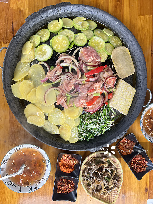 贵州特色美食烙锅图片素材