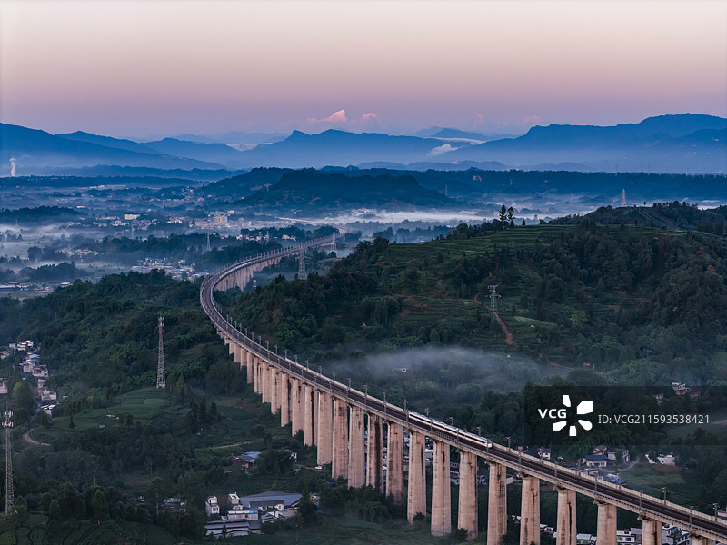 雪山下的成雅高铁图片素材