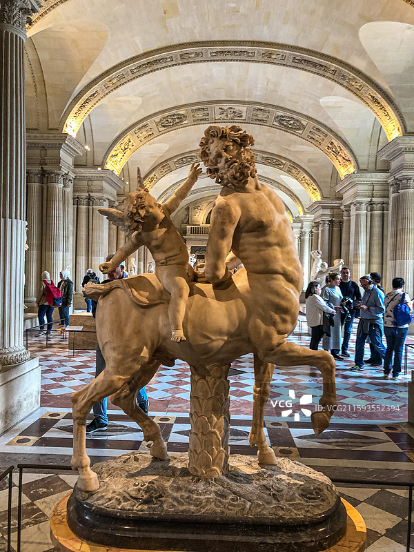 法国巴黎 卢浮宫 古希腊雕塑 半马人图片素材