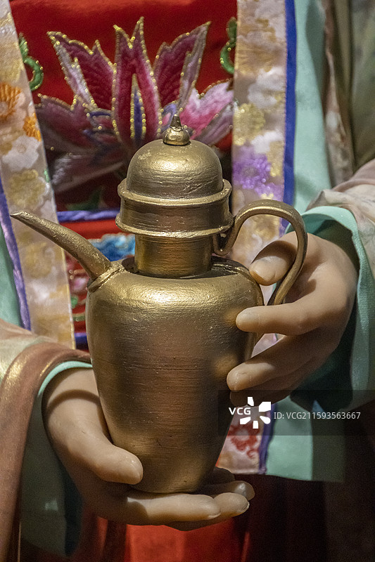 江苏省镇江博物馆“金银器展厅”：银鎏金龟负“论语玉烛”酒令筒、银鎏金酒令筹——酒壶图片素材