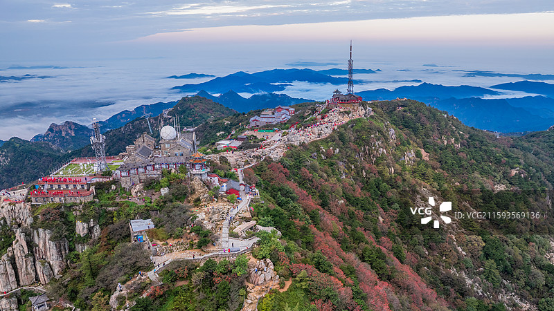 2025年9月23日一场秋雨刚歇，泰山便裹进了流动的云絮里。云雾从山谷间漫出，去玉皇顶看云漫过天际，图片素材