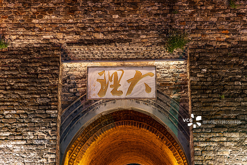 云南大理古城夜景古建筑牌楼图片素材