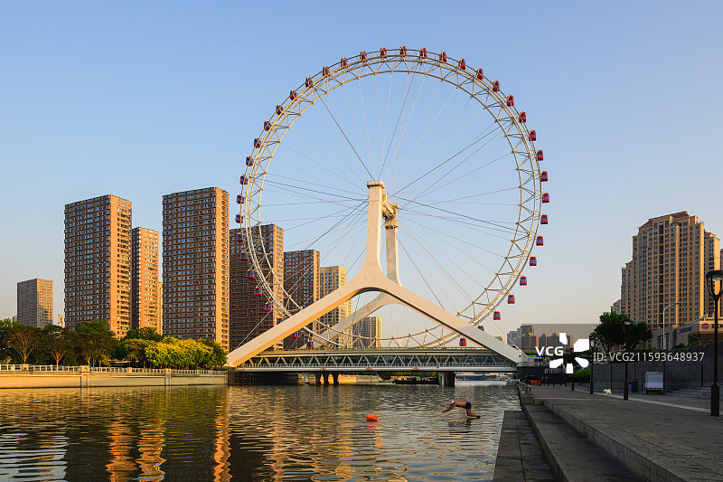 天津市夏季日景城市风光：“天津之眼”摩天轮。图片素材