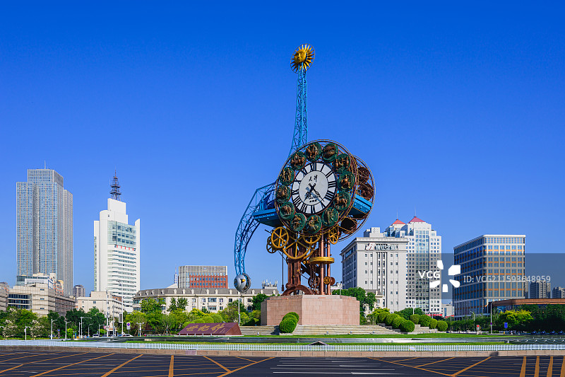 天津市夏季日景城市风光：世纪钟。图片素材
