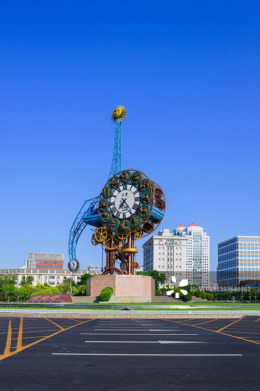 天津市夏季日景城市风光：世纪钟。图片素材