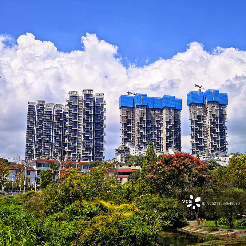 楼阁耸翠云 楼阁耸翠云，花影映碧空。贵阳十里河滩河畔建筑景观。图片素材