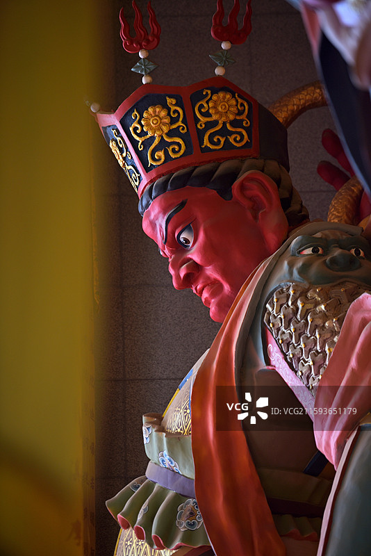 法门寺合十舍利塔内南无光明会上护法诸天菩萨之南无西方广目天王面部侧面视角特写图片素材