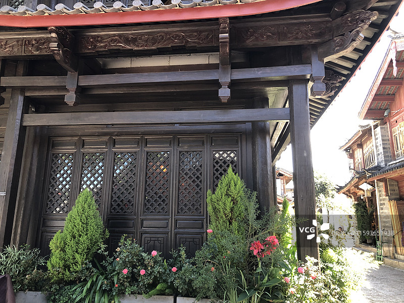 云南丽江古城白天的建筑和景色图片素材