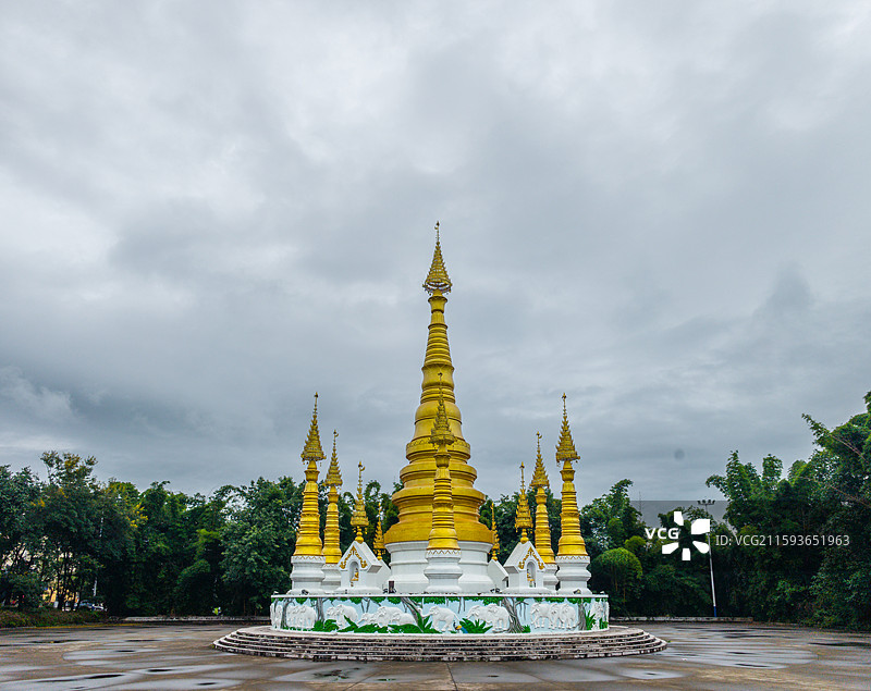 云南省德宏州陇川县森林公园雕塑图片素材