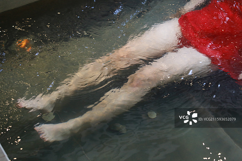 水波中的红裙与双腿特写图片素材