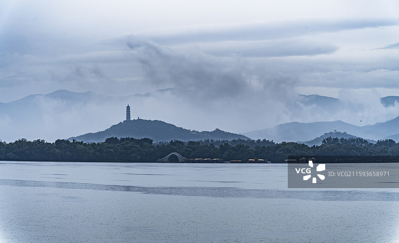 北京雨后颐和园湖光山色水墨丹青图片素材