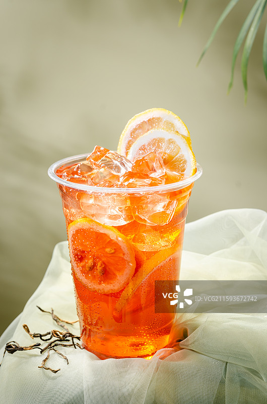 一杯冰冻的柠檬红茶水果茶图片素材
