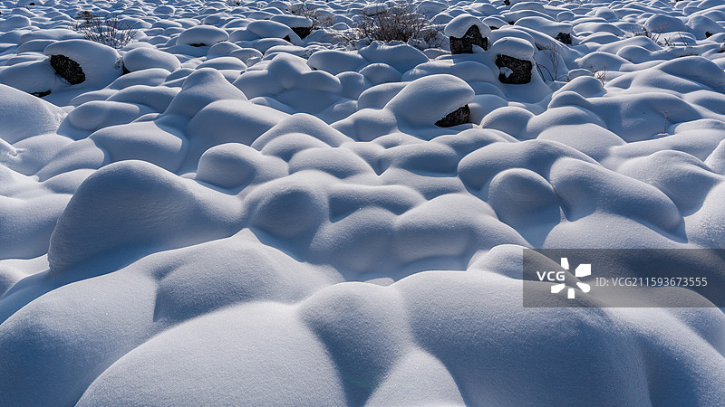 伊春红星地质公园雪蘑菇奇观 火山岩冬季雪覆照片图片素材