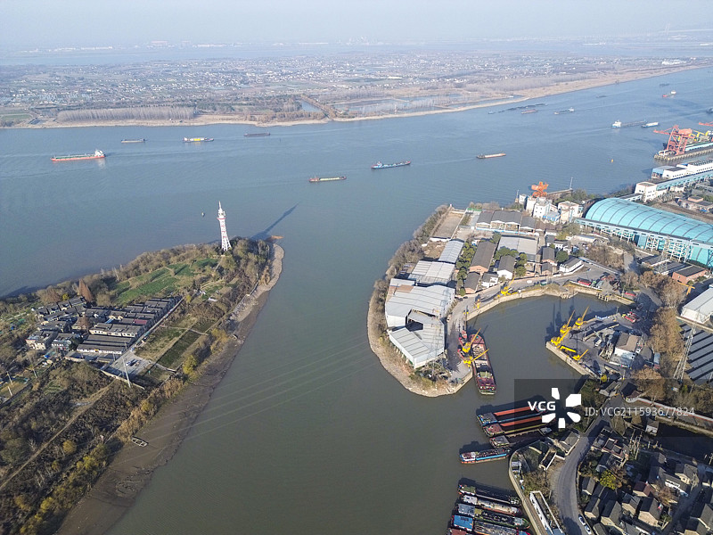 繁忙的长江航道-江苏镇江长江与京杭大运河交界处图片素材