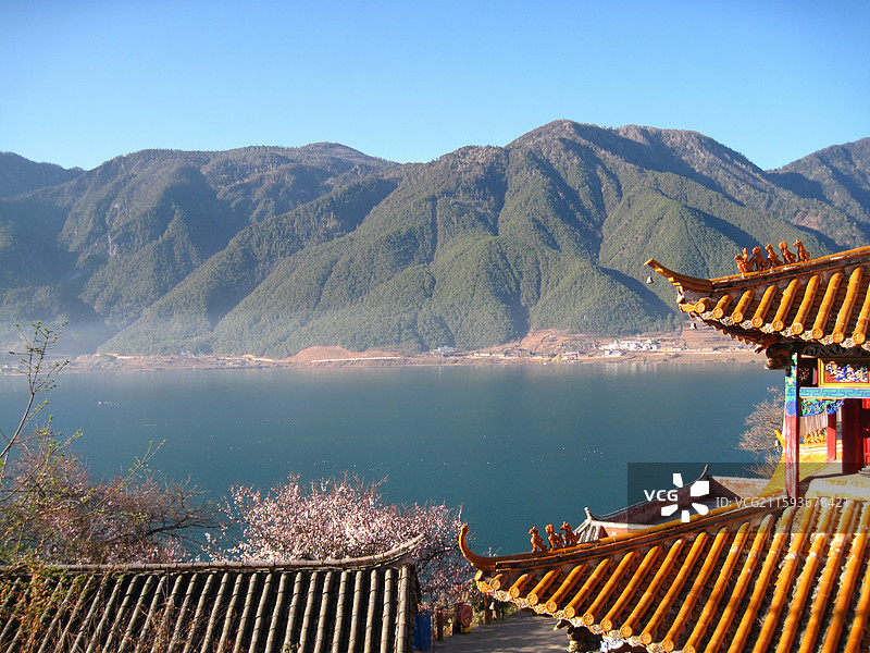 在里务比岛上眺望泸沽湖图片素材