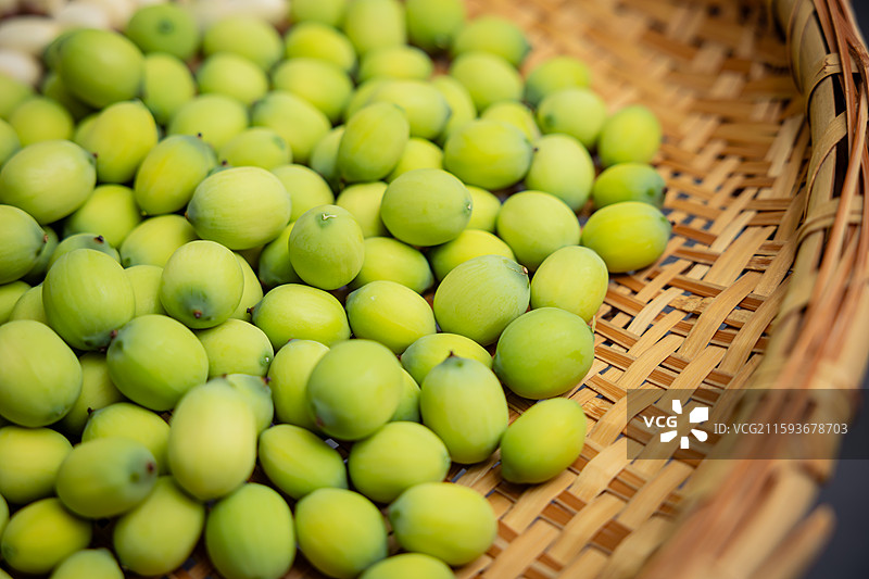夏天 新鲜的莲子 现剥皮的莲子仁  莲蓬 干货 晾晒摆放在竹编圆簸箕 竹编托盘上特写图片素材