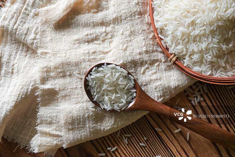 在木板木勺子上的大米粮食图片素材