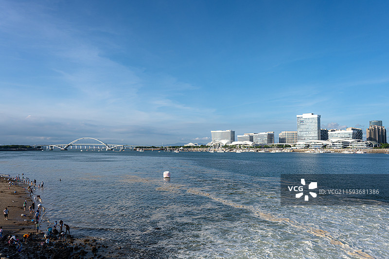 厦门五缘湾湿地公园五缘大桥国际游艇会晴天水晶天沙滩人群海水浮标桥梁高楼晴空全景图片素材